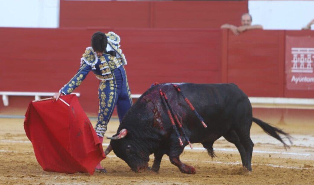 Esaú Fernández, el pasado domingo en Utrera, con el bravo Embriagado de Fuente Ymbro.