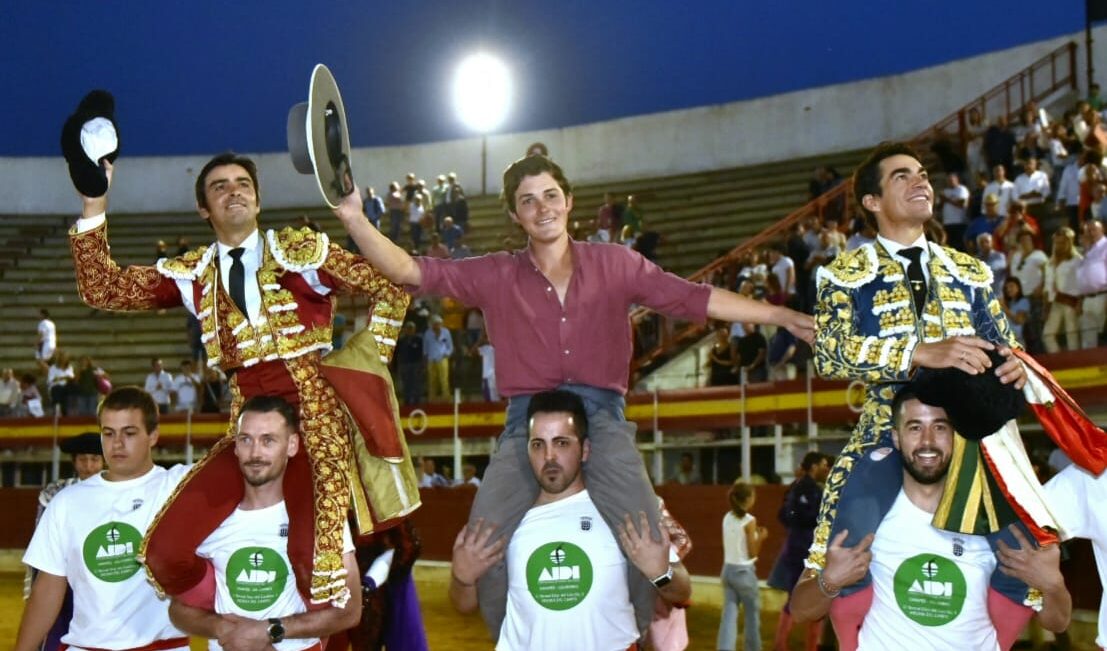 Perera indulta un toro de Julio de la Puerta en Medina del Campo y sale a hombros con López Chaves