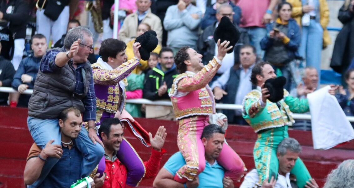 Ferrera indulta un toro de Pablo Mayoral, a hombros con Rafaelillo y Rollón en Burgohondo