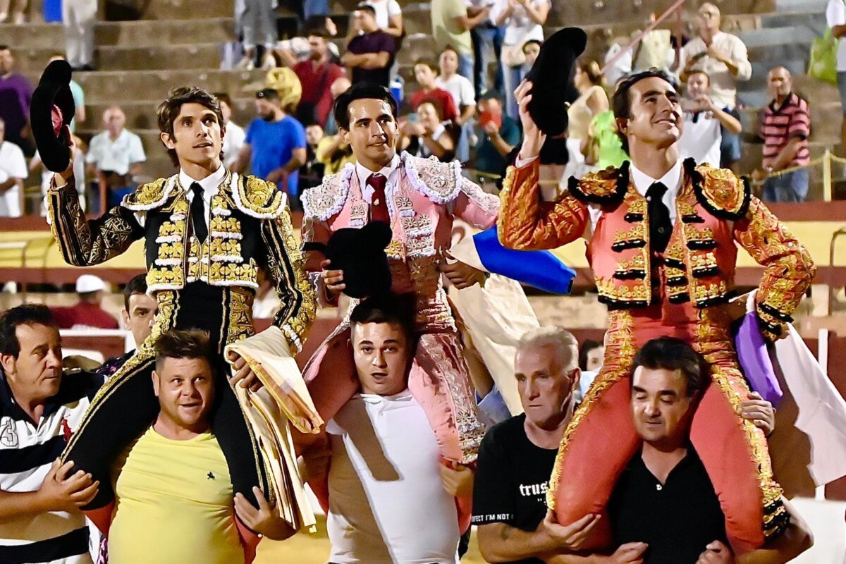 Soñada alternativa de José Antonio Valencia jr, que triunfa con Fandi y Castella en Baza; oreja por coleta en Sangüesa