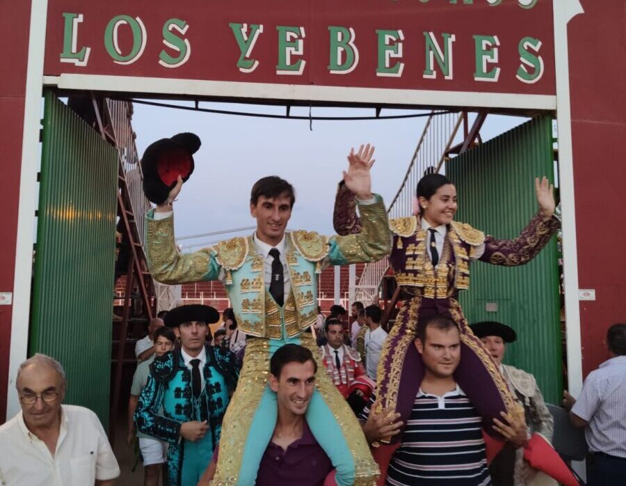 Miguel Serrano triunfa con Estrella Magán en su debut con picadores; Andy Cartagena y Sebastián Fernández, en hombros en Tordesillas