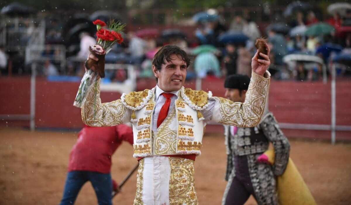 Cuatro orejas y suspensión por lluvia a la muerte del tercero en Honrubia