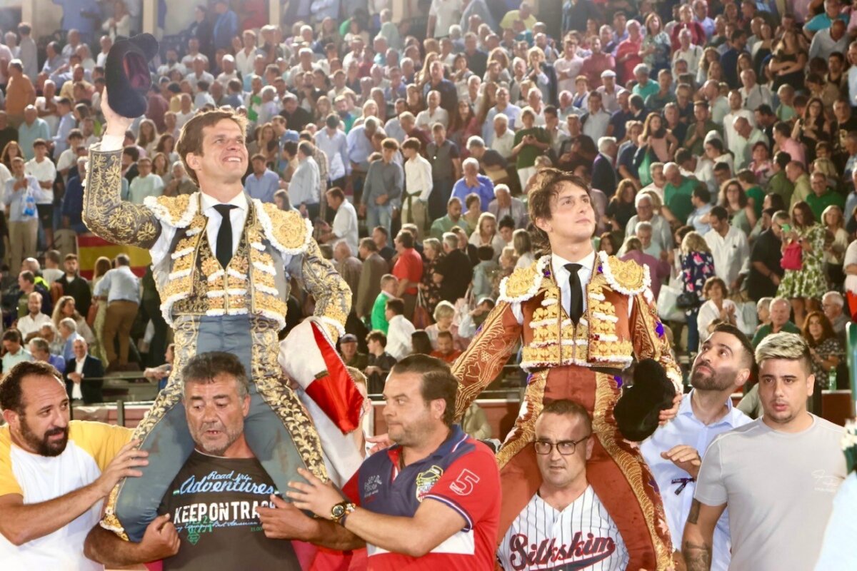 El Juli triunfa en su adiós a Albacete con Roca Rey, que sufre otra dramática voltereta