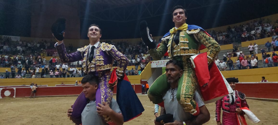 El Fandi, que indulta, a hombros junto a Colombo en Tovar
