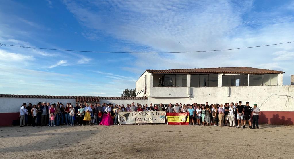Exitosa visita a la ganadería Vellosino de la afición salmantina