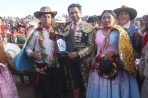 Moreno Muñoz con el premio al triunfador de Taraco