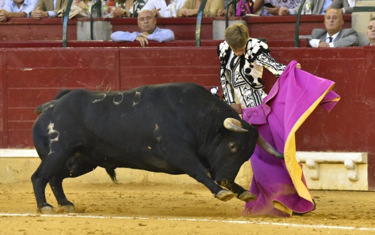 Borja Jiménez da la cara y pide paso, dos vueltas al ruedo con palhas en Zaragoza