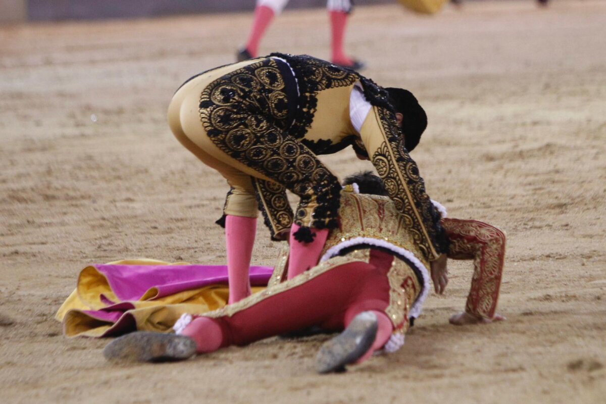 Paco Ureña, severo derrote en el pecho al entrar a matar a un toro de banderillas negras