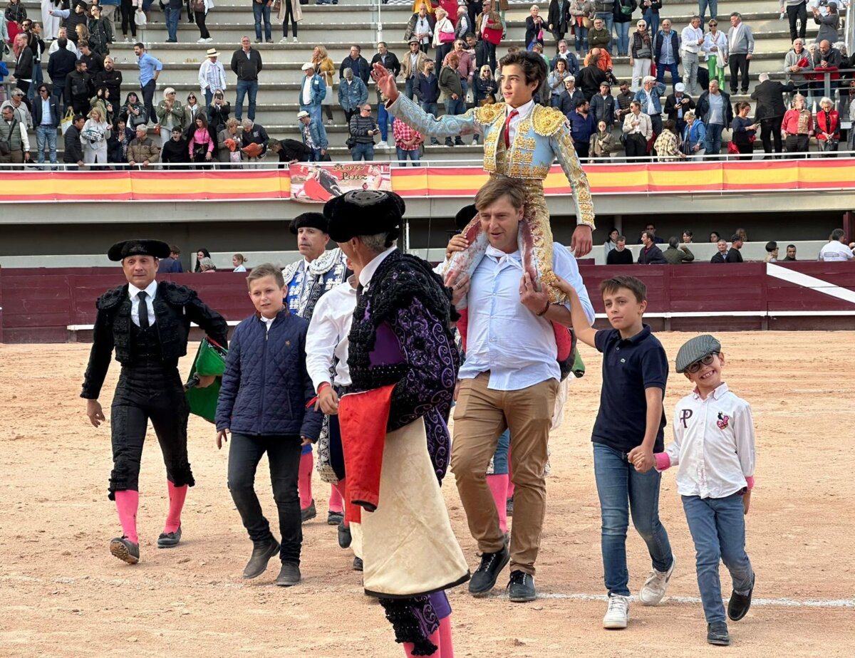 Notable debut con picadores de Marco Pérez, en hombros en Istres