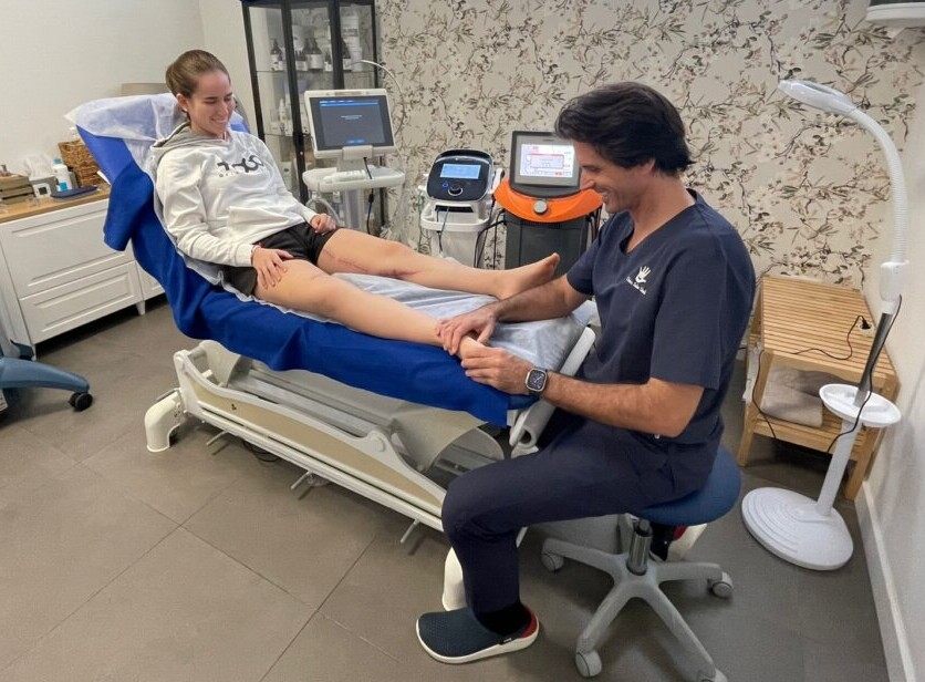 Carla Otero comienza una larga rehabilitación: "Tiene líquido todavía en el tobillo y eso dificulta la recuperación"