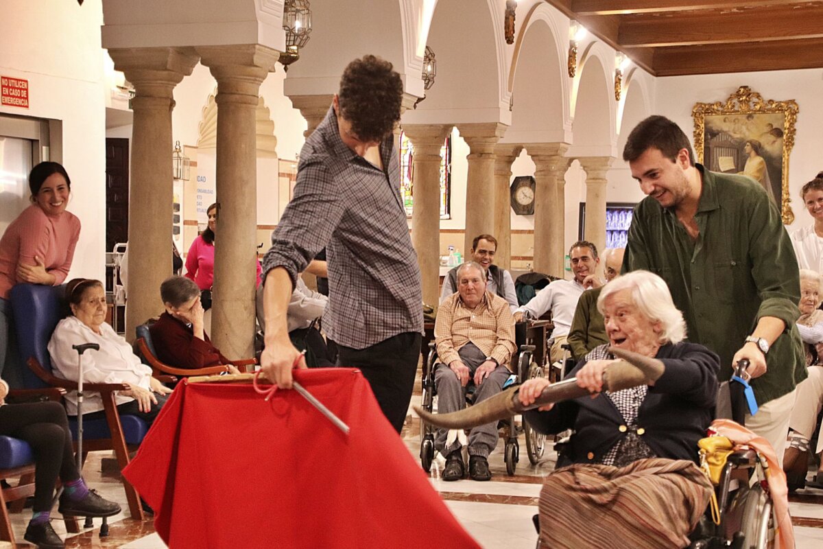 El Círculo Taurino Puerta Carmona y Mariscal Ruiz acercan el toreo a los ancianos de la residencia San Juan de Dios