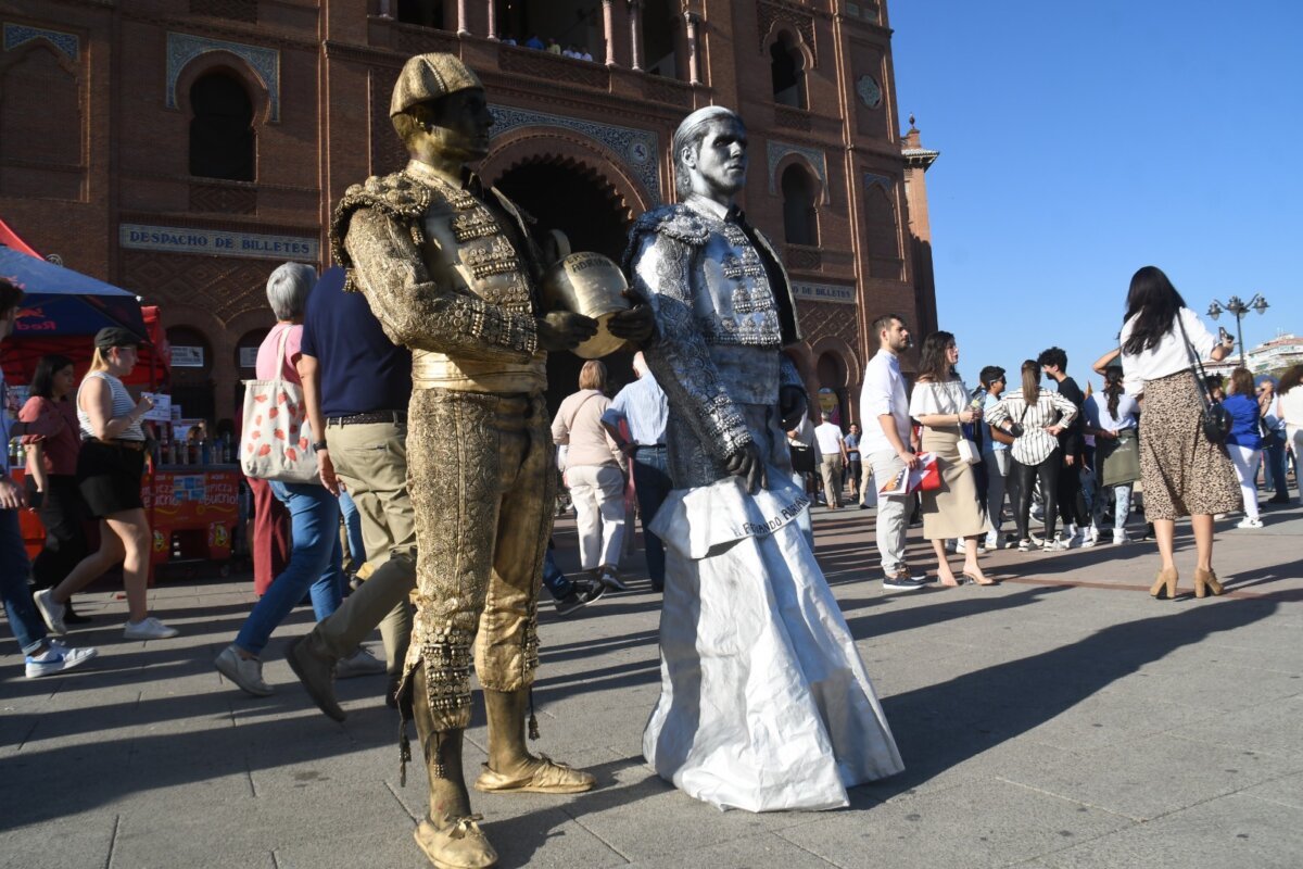 Una compañía de teatro internacional elige Las Ventas para desplegar su arte en el Día de la Hispanidad