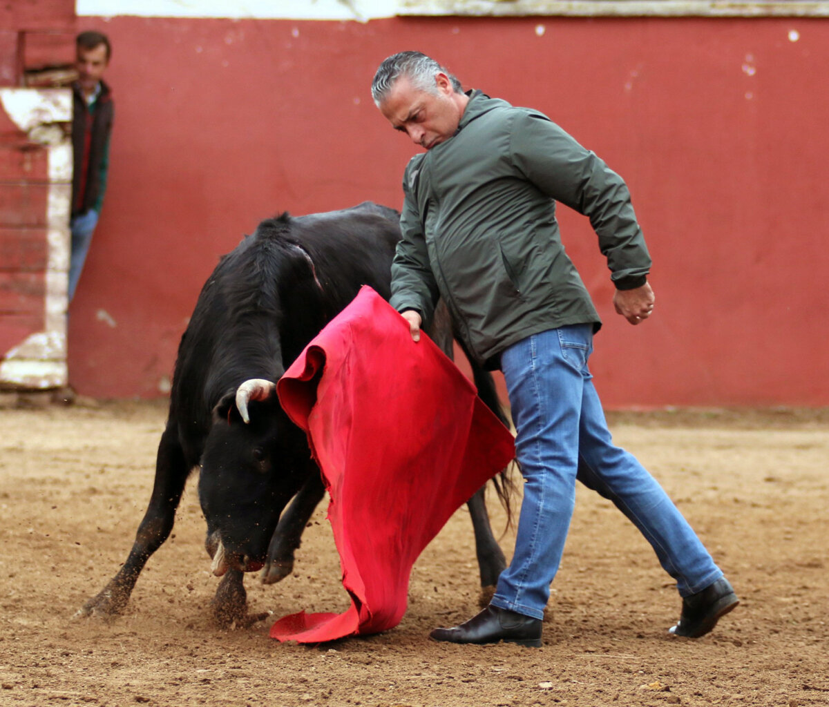 Los banderilleros se preparan para cambiar, por un día, los rehiletes por muletas