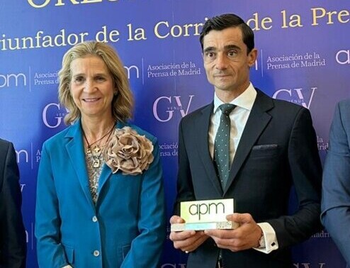 La Infanta Elena entrega a Ureña la Oreja de Oro "por su extraordinaria tarde" en la Corrida de la Prensa