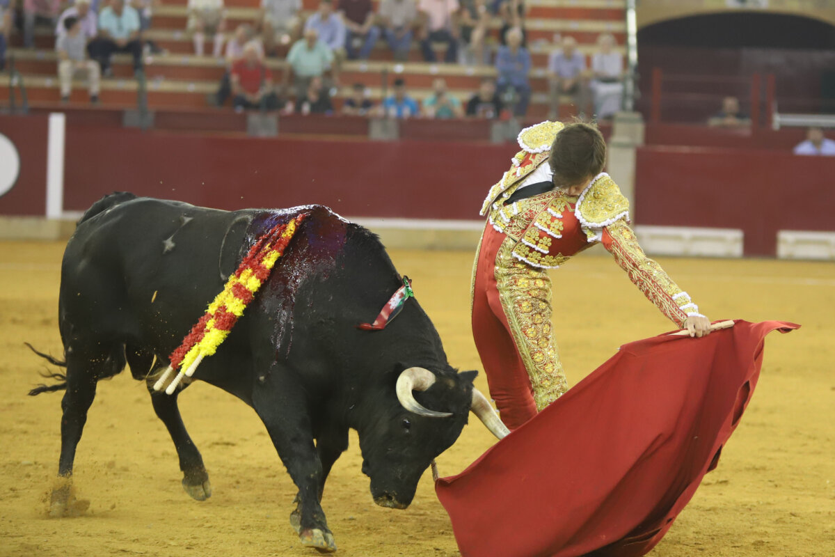 Un presidente sinsentido deja sin oreja a Peñaranda en el inicio de El Pilar
