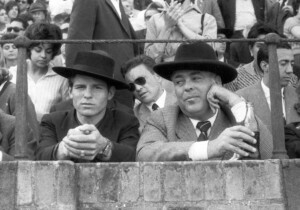 El Cordobés y el Pipo, en la barrera de la Real Maestranza. Foto: Arjona