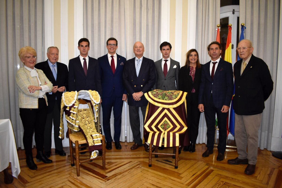 Fernando Adrián recoge el prestigioso vestido “Rioja y Oro” como triunfador de San Isidro