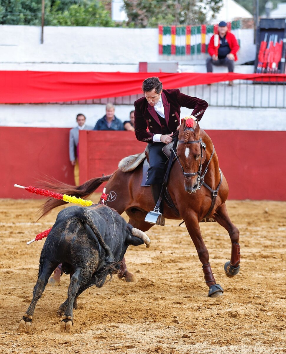 Alejandro Amaya corta un rabo en su debut como rejoneador