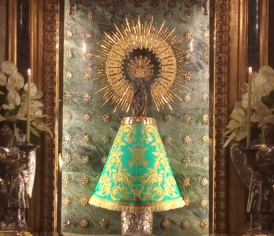 El sastre taurino Daniel Roqueta dona un manto bordado a mano a la Virgen del Pilar