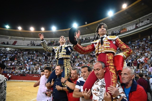 Alboroto de Curro Díaz y El Fandi en el emotivo adiós de El Cordobés en Jaén