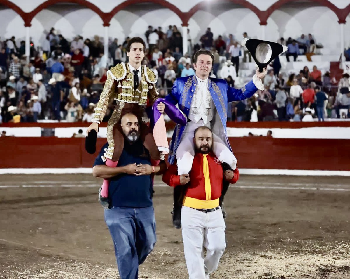 Arturo Gilio y Jorge Hernández Gárate, a hombros en la corrida de la Revolución en Jiquilpan