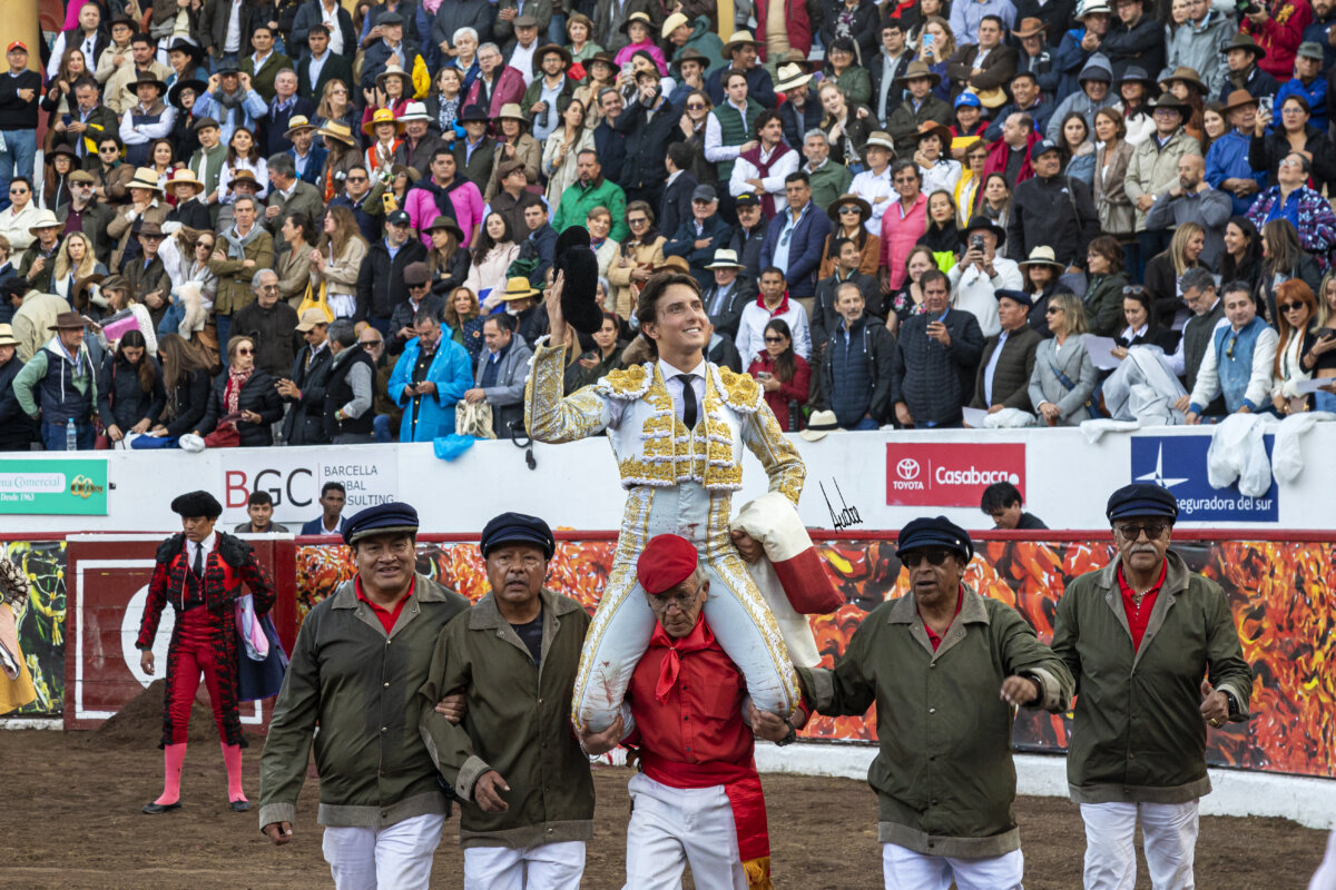 Un mano a mano entre figuras, primer cartel de la feria de Latacunga
