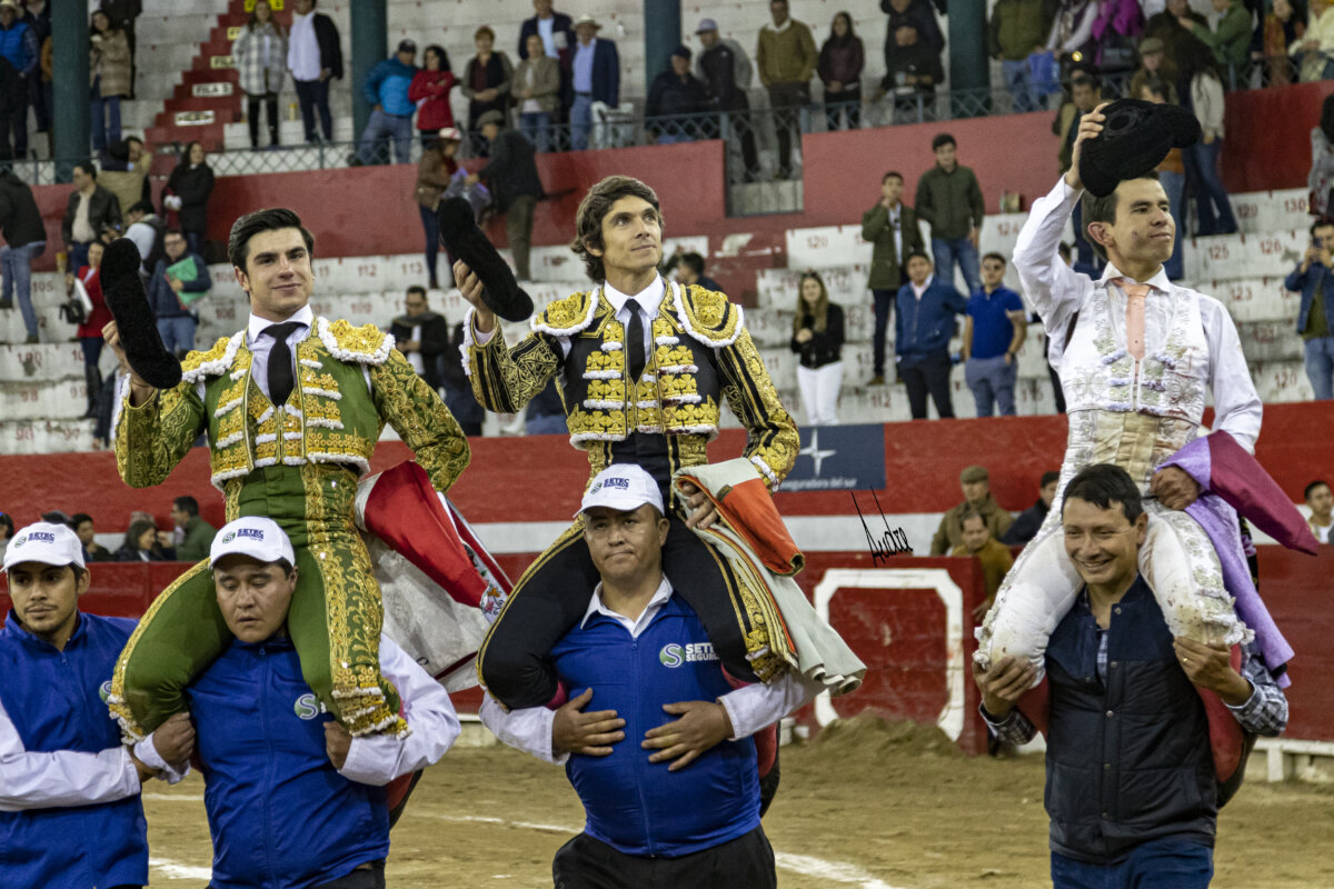 Castella, Ricaurte y Colombo, triple puerta grande en Riobamba