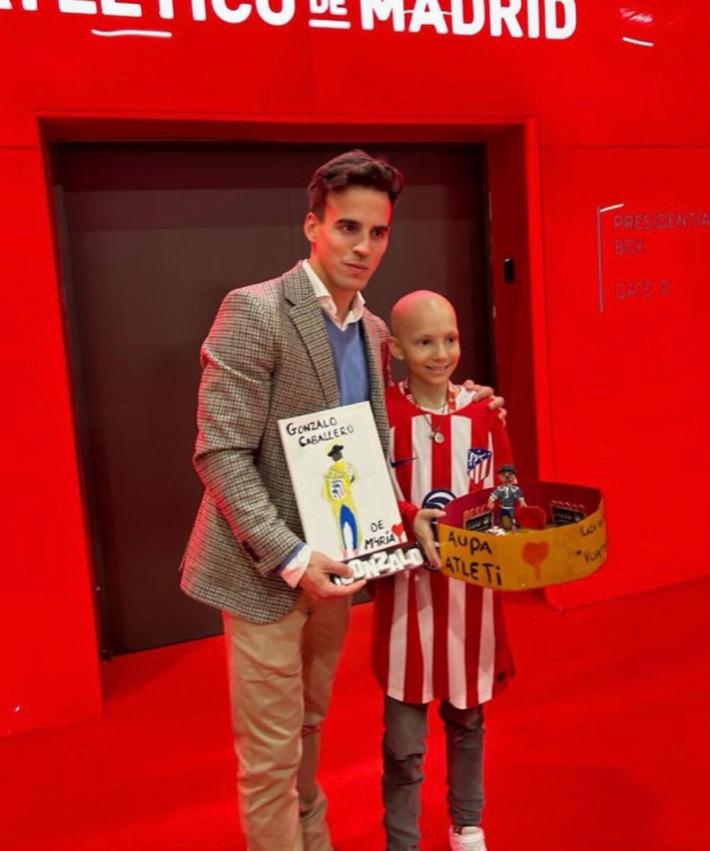 La pequeña María cumplió su sueño de conocer a la plantilla del Atlético de Madrid gracias a Gonzalo Caballero