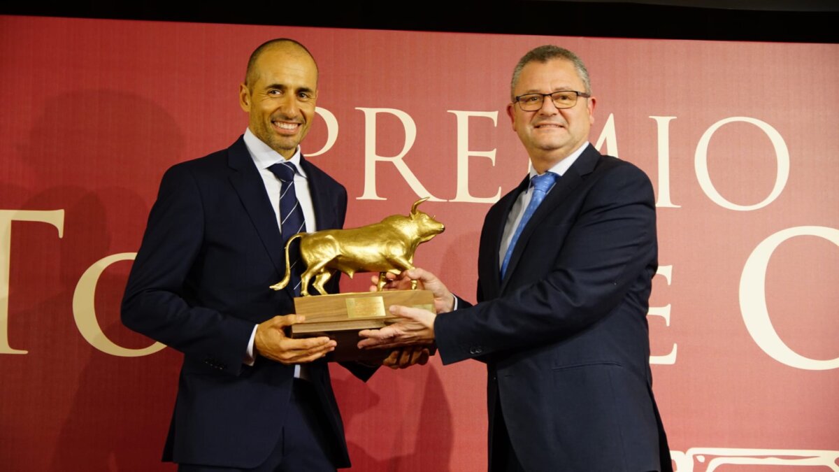 Manuel Núñez recoge el Toro de Oro al mejor astado de la feria de Salamanca