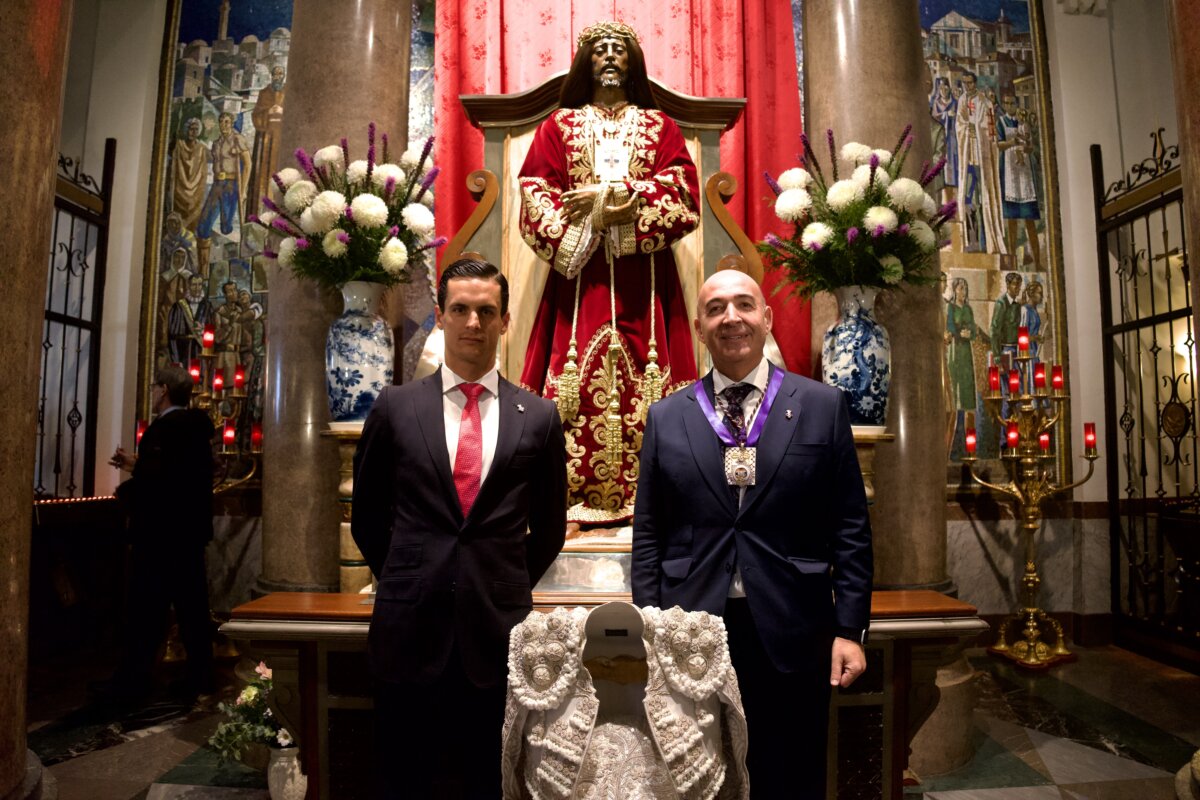 David Galván dona un terno blanco y plata a la Archicofradía de Jesús de Medinaceli
