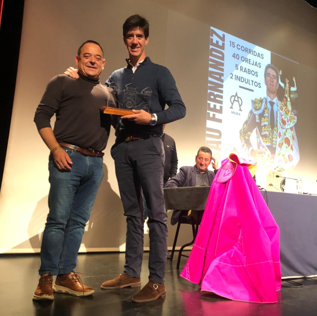 Esaú Fernández, reconocido por su peña taurina de San Clemente