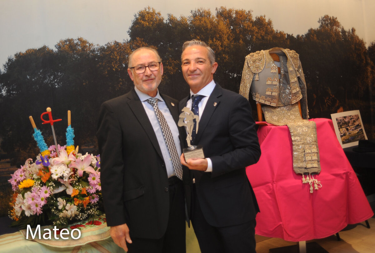Pascual Mellinas y el doctor López-Quiles, premiados por los amigos de Manolo Montoliu y Curro Valencia