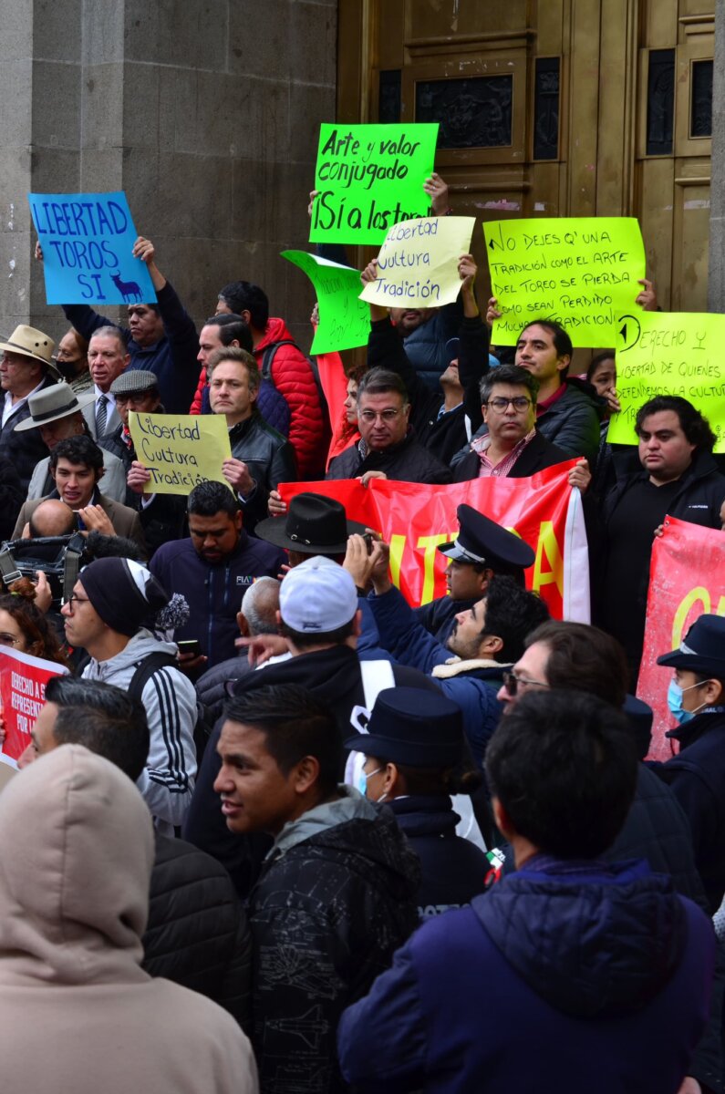 Cientos de aficionados mexicanos se manifiestan ante la Suprema Corte