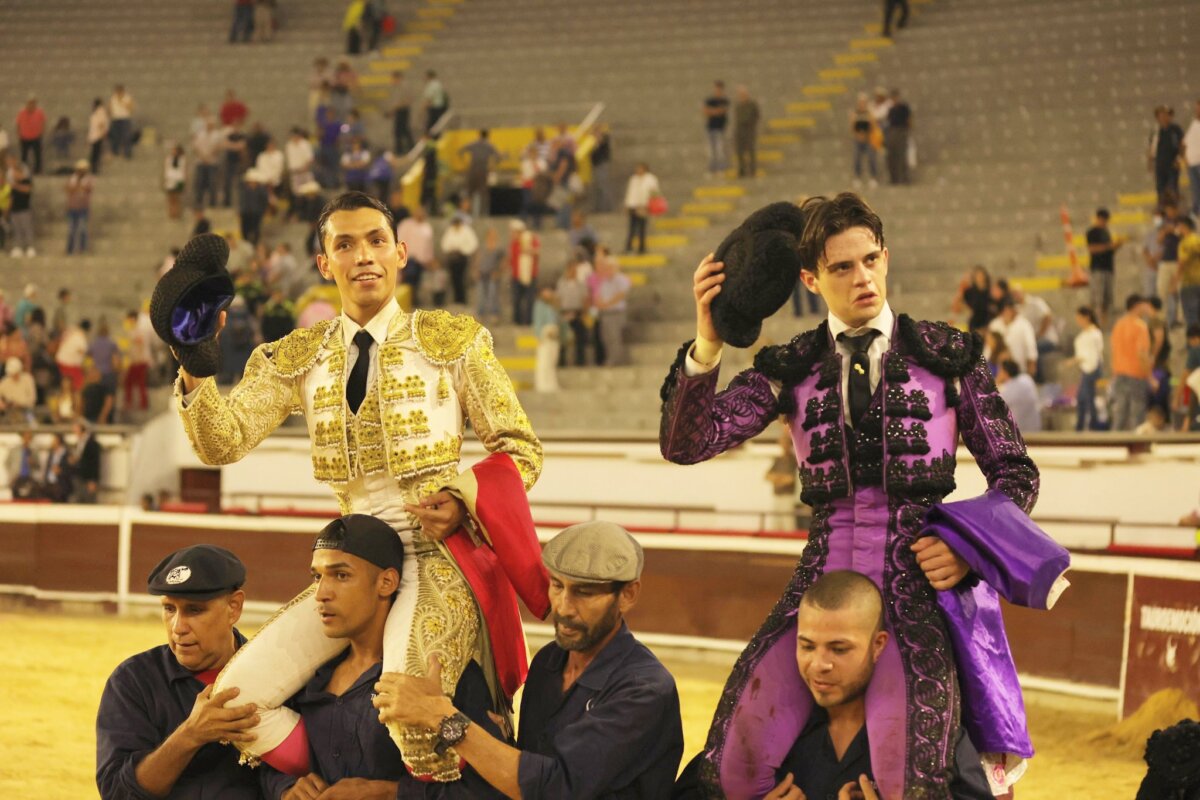 Cristiano Torres da un golpe en Cali, tres orejas y a hombros con Luis Miguel Ramírez