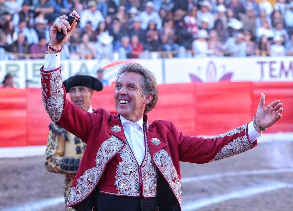 Pablo Hermoso pierde la puerta grande en Tlaltenango tras fallar con los aceros