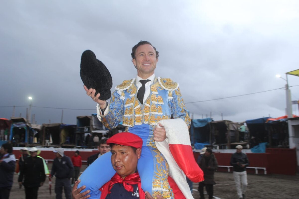 Rafaelillo debuta y corta tres orejas en Macusani