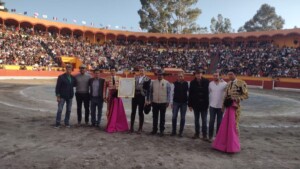 Tras el paseíllo, el navarro fue reconocido por su defensa de la Fiesta en México.