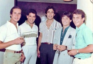 Julio Robles, Paco Ojeda, José Antonio Campuzano, Vicente Ruiz “El Soro” y José Cubero “Yiyo” brindan por un nuevo año en la Nochevieja en Cali (Colombia).