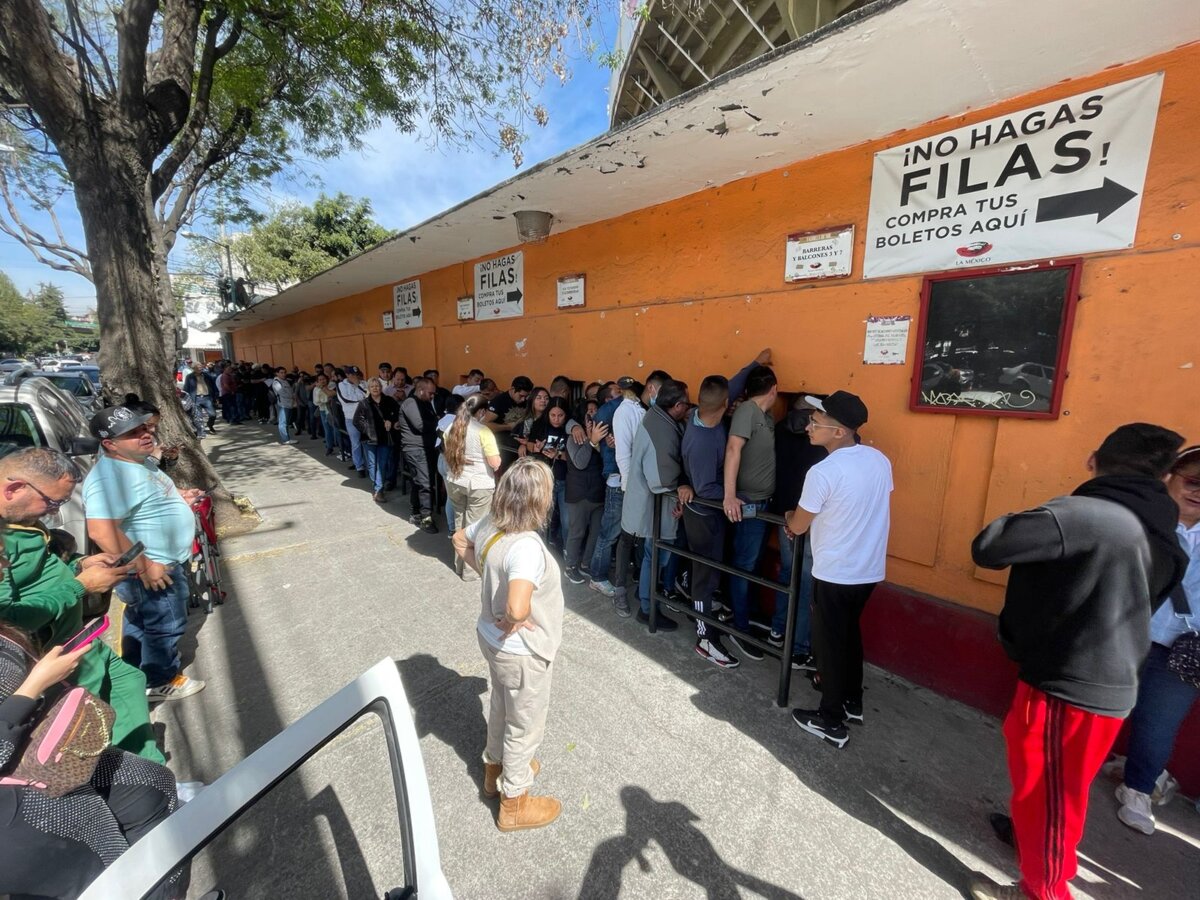 Largas colas en las taquillas de La México para conseguir entradas para la reapertura