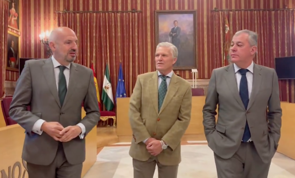 Espartaco, recibido por el alcalde de Sevilla tras la concesión del premio taurino del ayuntamiento