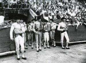 Tarde para la historia y la literatura. Verano sangriento. Luis Miguel y Antonio Ordóñez mano a mano en Valencia. Con Don Ernesto por medio. El sobresaliente, aparece en la foto, es Juan De la Cruz. Foto: Vidal