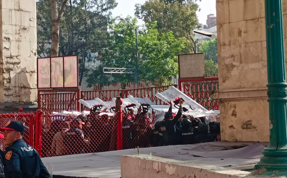 Violentos agreden a aficionados y bloquean los accesos de la Plaza México