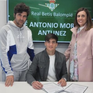José Antonio Morante Antúnez, firmando el contrato que le une al Real Betis Balompié.