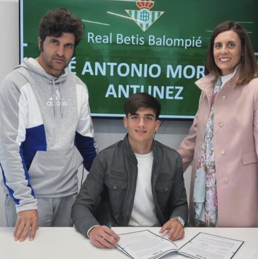 José Antonio Morante Antúnez, firmando el contrato que le une al Real Betis Balompié.