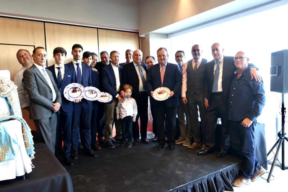 La Asociación Taurina Puerta Grande de Alicante entrega sus premios de la Feria de Hogueras