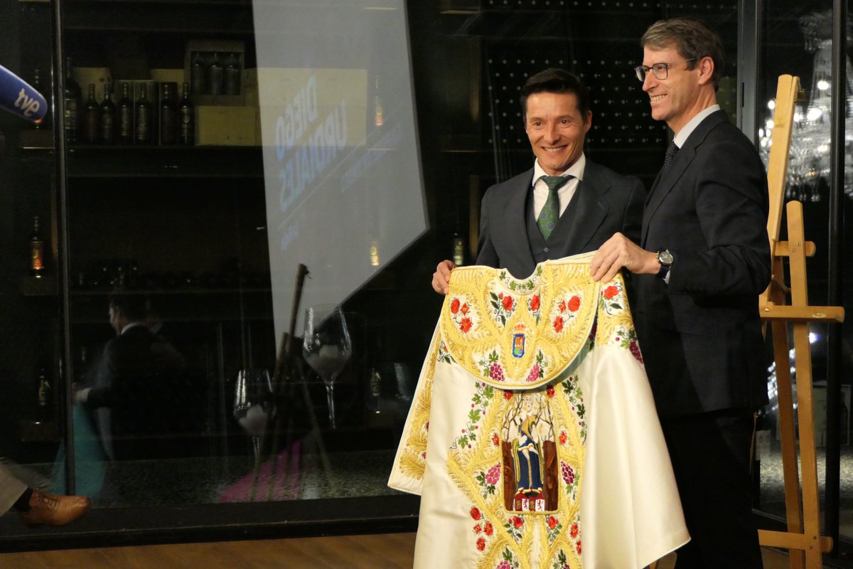 Diego Urdiales recibe el Capote de Paseo de La Rioja al triunfador de la temporada