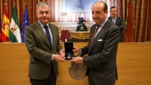 Moeckel recibe la medalla al Mérito Civil de manos del alcalde Sanz I DIARIO DE SEVILLA