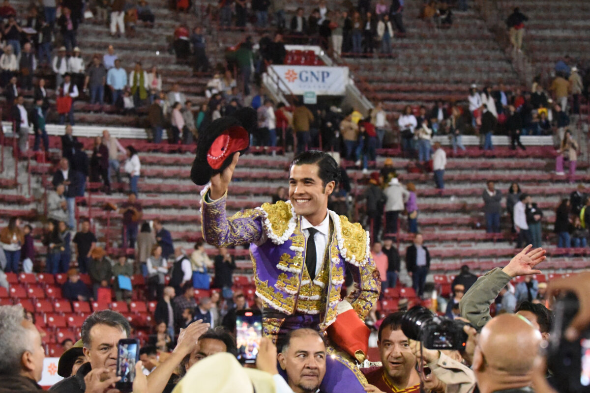 Diego San Román, puerta grande en Monterrey