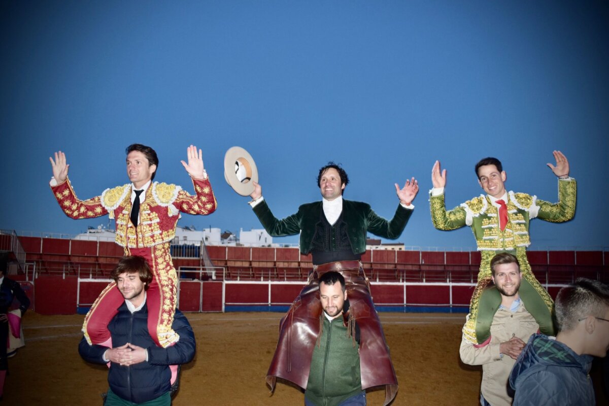 Todos a hombros en la exitosa mixta de Lucena del Puerto