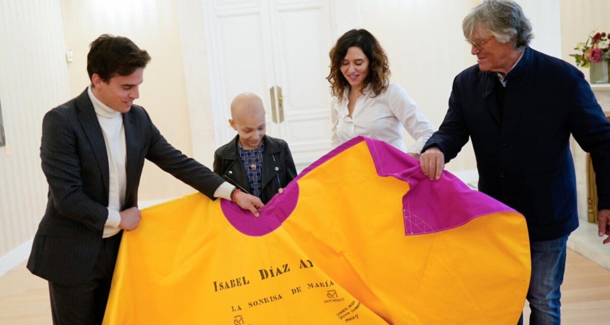 El capote que Gonzalo Caballero cedió a Ayuso por La Sonrisa de María